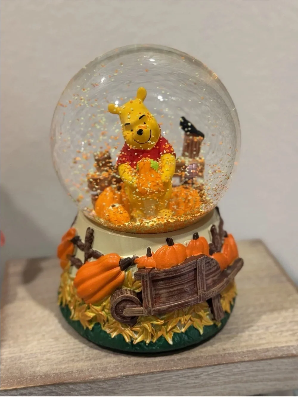 Musical Disney Winnie the Pooh Fall Pumpkin Crow Harvest Musical Snow Globe RARE
